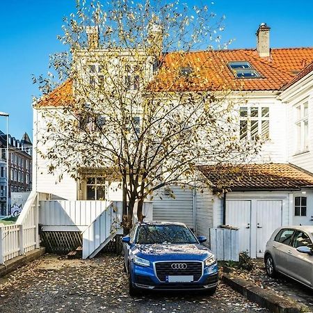 Central Apartment With Balcony, Self-Check In & Private Entrance Bergen Bagian luar foto