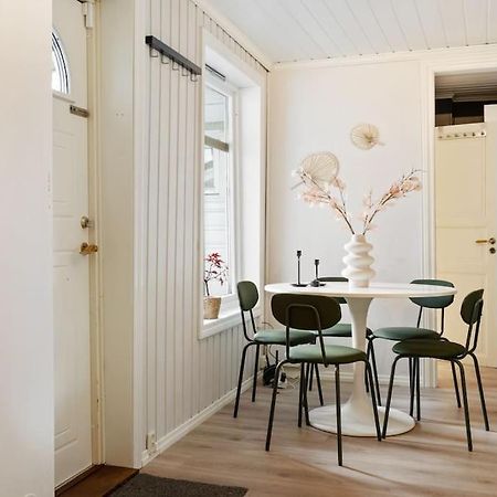 Central Apartment With Balcony, Self-Check In & Private Entrance Bergen Bagian luar foto