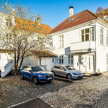 Central Apartment With Balcony, Self-Check In & Private Entrance Bergen Bagian luar foto