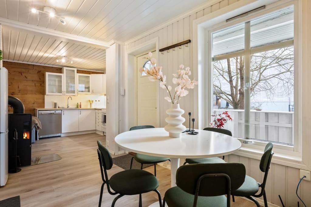 Central Apartment With Balcony, Self-Check In & Private Entrance Bergen Bagian luar foto