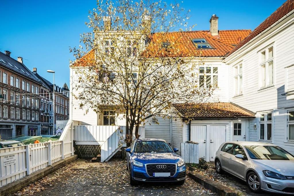 Central Apartment With Balcony, Self-Check In & Private Entrance Bergen Bagian luar foto