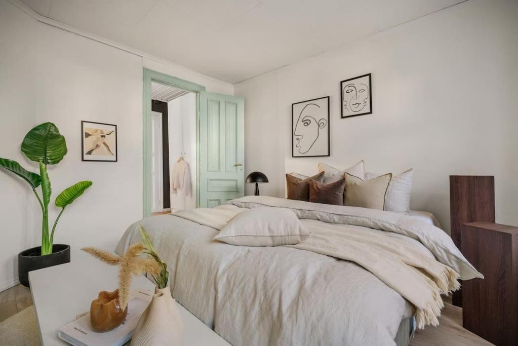Central Apartment With Balcony, Self-Check In & Private Entrance Bergen Bagian luar foto