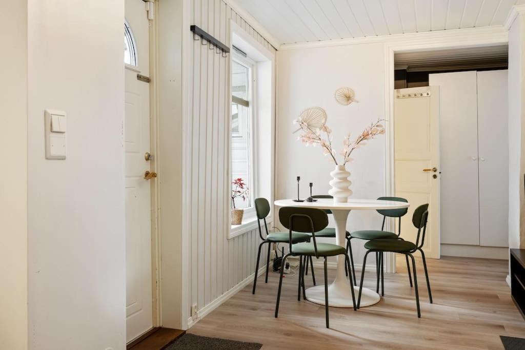 Central Apartment With Balcony, Self-Check In & Private Entrance Bergen Bagian luar foto