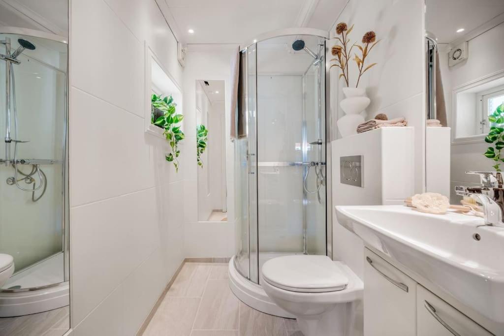 Central Apartment With Balcony, Self-Check In & Private Entrance Bergen Bagian luar foto