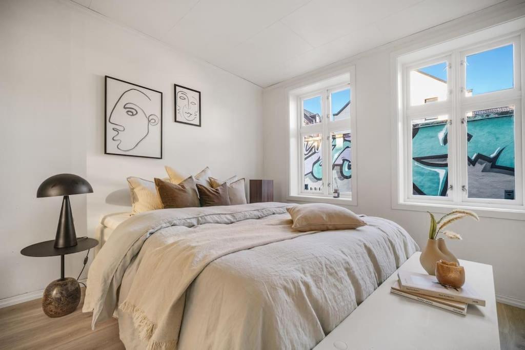 Central Apartment With Balcony, Self-Check In & Private Entrance Bergen Bagian luar foto