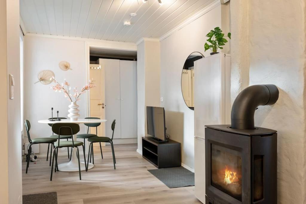 Central Apartment With Balcony, Self-Check In & Private Entrance Bergen Bagian luar foto