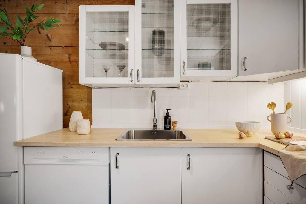 Central Apartment With Balcony, Self-Check In & Private Entrance Bergen Bagian luar foto