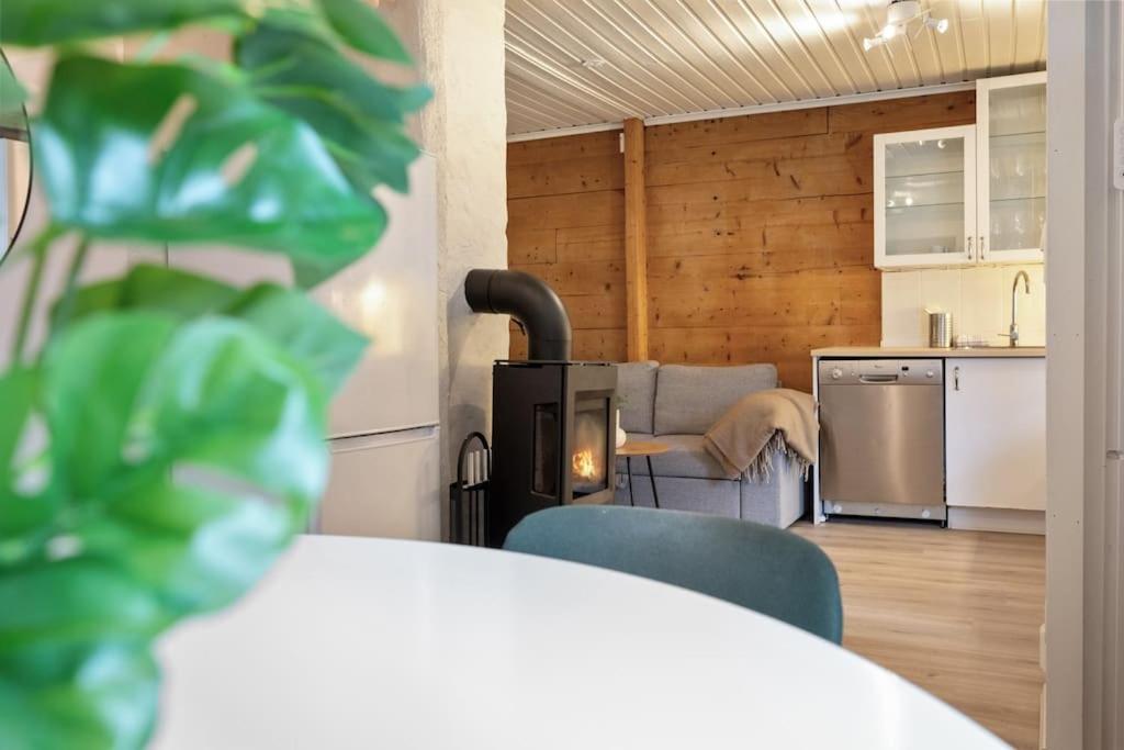 Central Apartment With Balcony, Self-Check In & Private Entrance Bergen Bagian luar foto