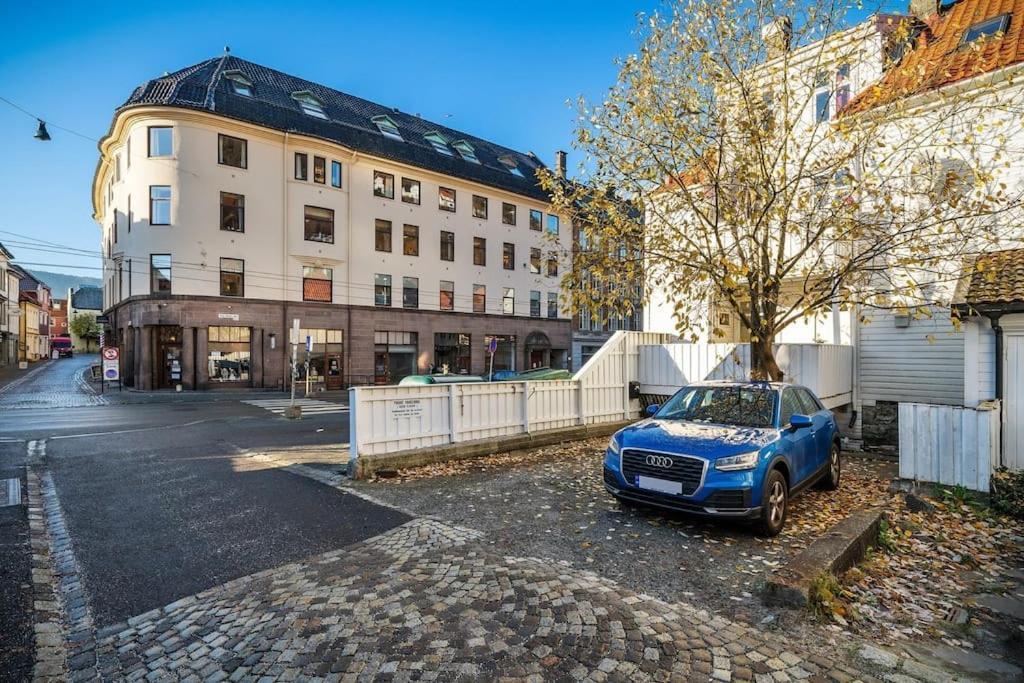 Central Apartment With Balcony, Self-Check In & Private Entrance Bergen Bagian luar foto