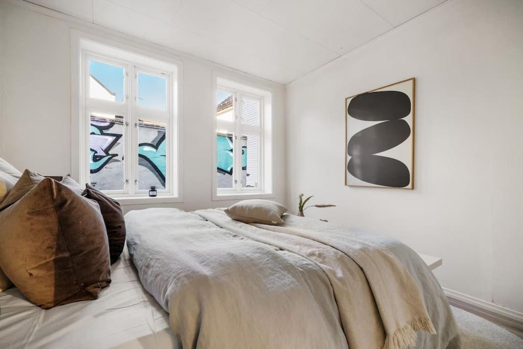 Central Apartment With Balcony, Self-Check In & Private Entrance Bergen Bagian luar foto