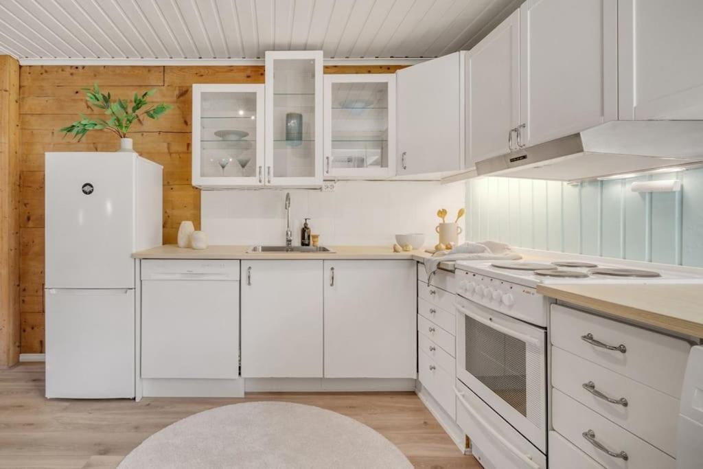 Central Apartment With Balcony, Self-Check In & Private Entrance Bergen Bagian luar foto