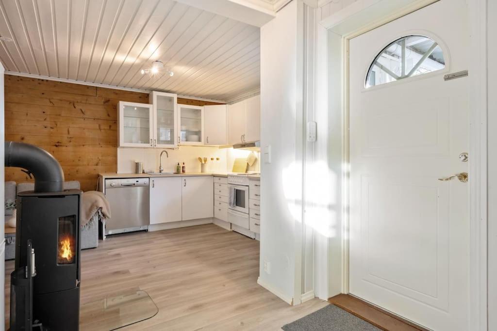 Central Apartment With Balcony, Self-Check In & Private Entrance Bergen Bagian luar foto