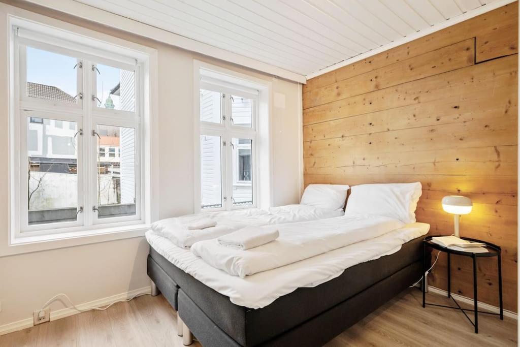Central Apartment With Balcony, Self-Check In & Private Entrance Bergen Bagian luar foto