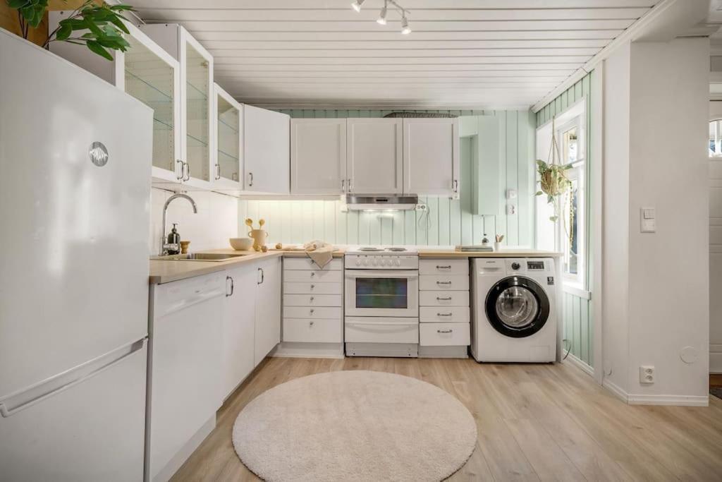 Central Apartment With Balcony, Self-Check In & Private Entrance Bergen Bagian luar foto