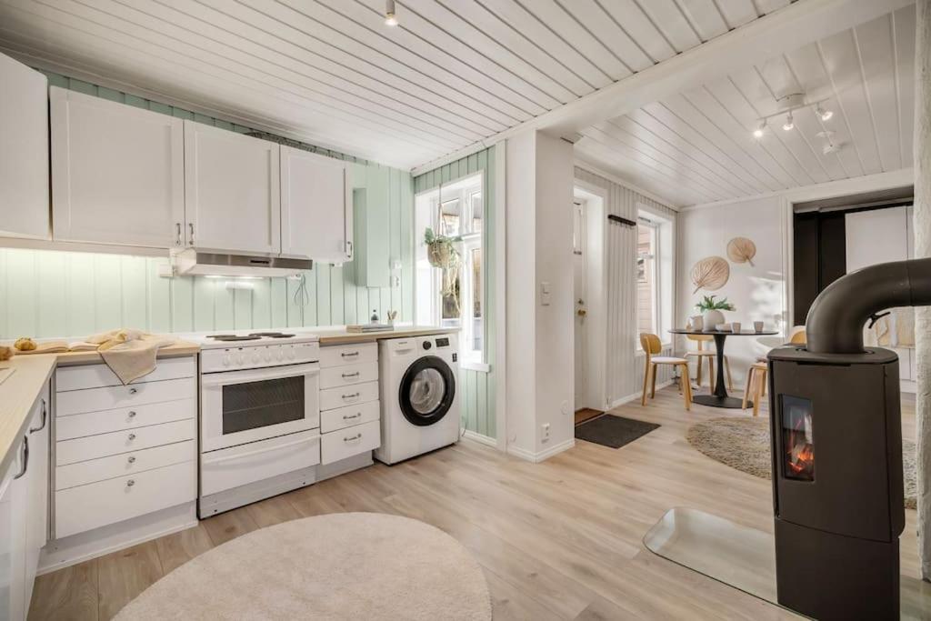 Central Apartment With Balcony, Self-Check In & Private Entrance Bergen Bagian luar foto