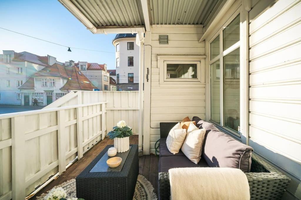 Central Apartment With Balcony, Self-Check In & Private Entrance Bergen Bagian luar foto