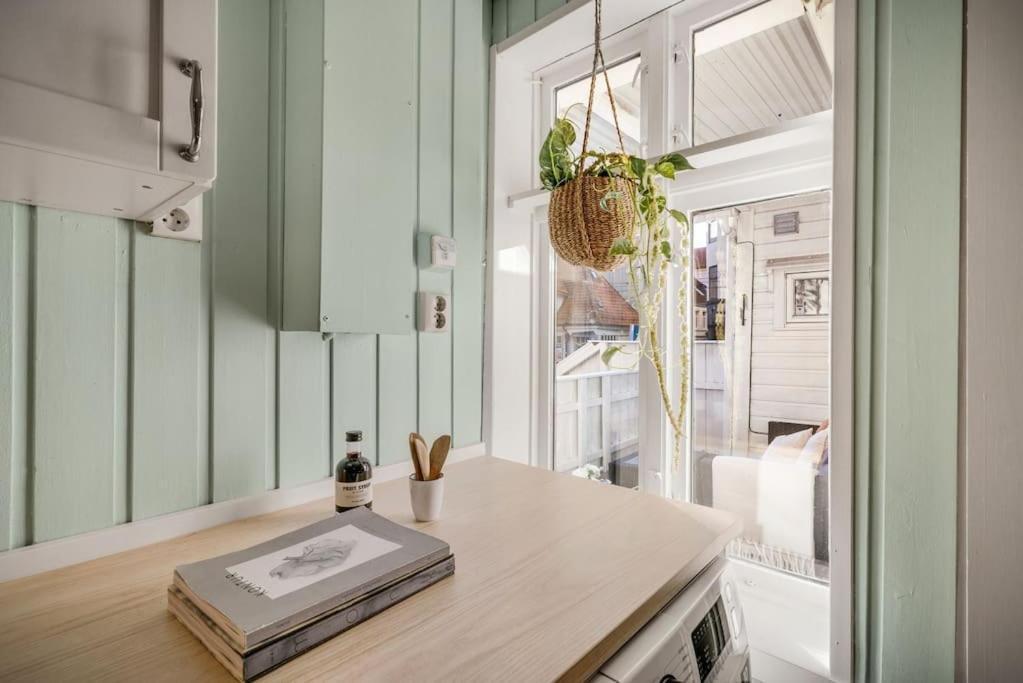 Central Apartment With Balcony, Self-Check In & Private Entrance Bergen Bagian luar foto