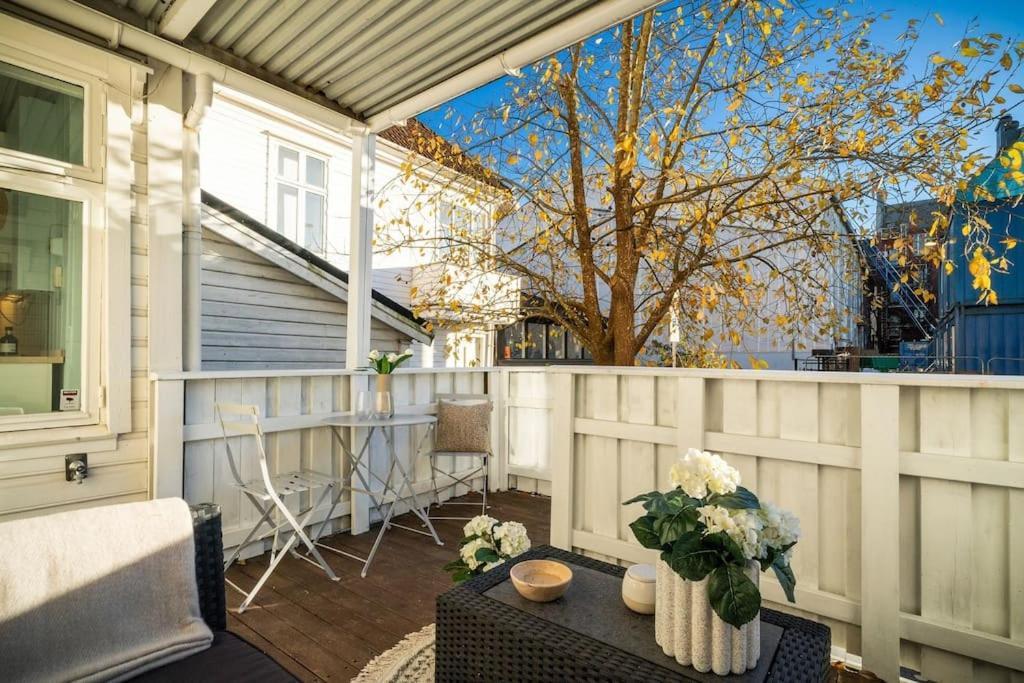 Central Apartment With Balcony, Self-Check In & Private Entrance Bergen Bagian luar foto