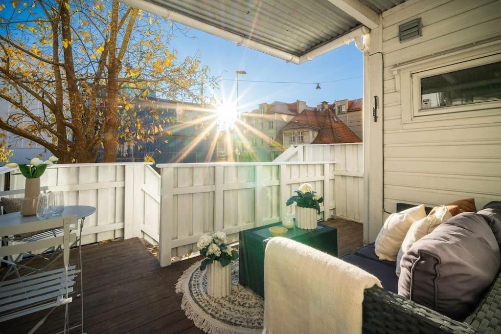 Central Apartment With Balcony, Self-Check In & Private Entrance Bergen Bagian luar foto