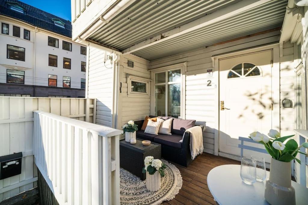 Central Apartment With Balcony, Self-Check In & Private Entrance Bergen Bagian luar foto
