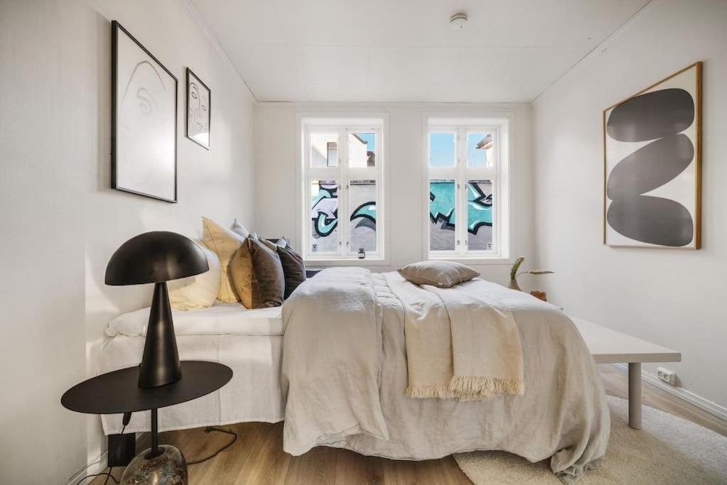 Central Apartment With Balcony, Self-Check In & Private Entrance Bergen Bagian luar foto