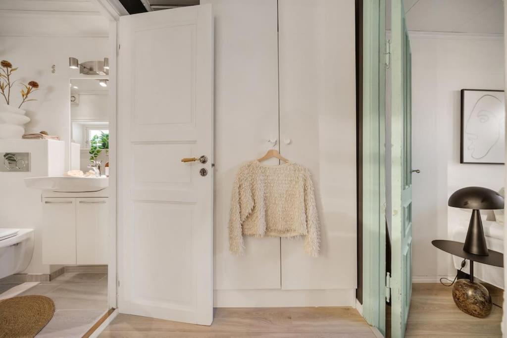 Central Apartment With Balcony, Self-Check In & Private Entrance Bergen Bagian luar foto