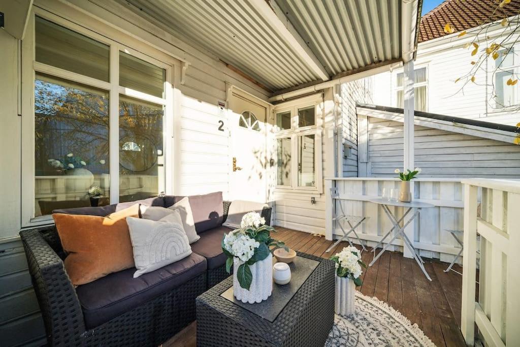 Central Apartment With Balcony, Self-Check In & Private Entrance Bergen Bagian luar foto
