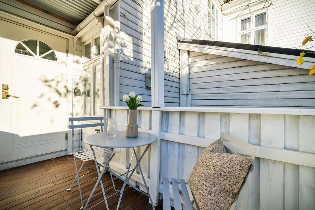 Central Apartment With Balcony, Self-Check In & Private Entrance Bergen Bagian luar foto