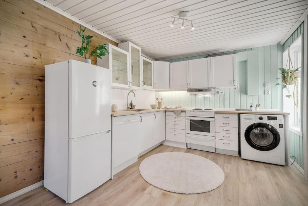 Central Apartment With Balcony, Self-Check In & Private Entrance Bergen Bagian luar foto