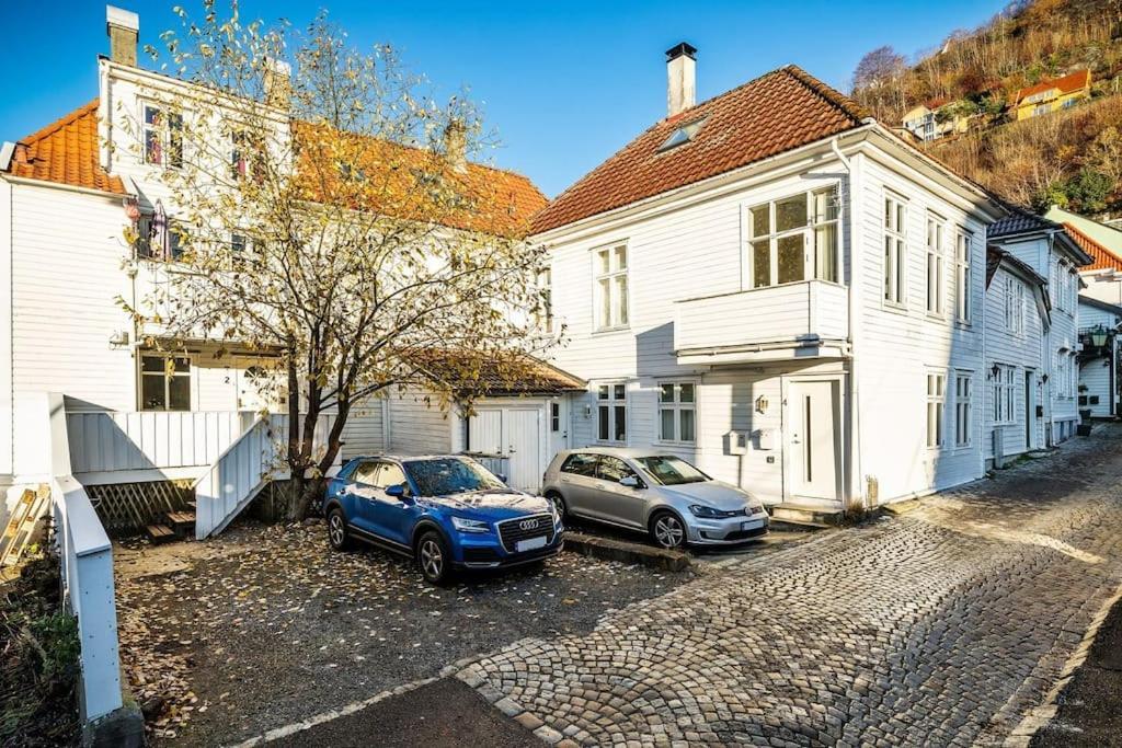 Central Apartment With Balcony, Self-Check In & Private Entrance Bergen Bagian luar foto