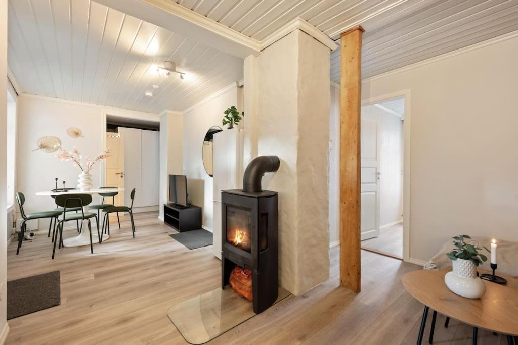 Central Apartment With Balcony, Self-Check In & Private Entrance Bergen Bagian luar foto